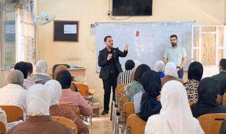 السيد عميد كلية التربية للعلوم الانسانية يتفقد طلبة المرحلة الاولى في قسم اللغة العربية