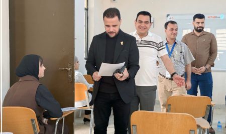 السيد عميد كلية التربية للعلوم الإنسانية يتفقد الامتحانات النهائية لطلبة المرحلة الأولى في الكلية