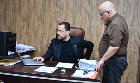 السيد عميد الكلية يواصل اشرافه على عملية تسجيل الطلبة للدراسات العليا