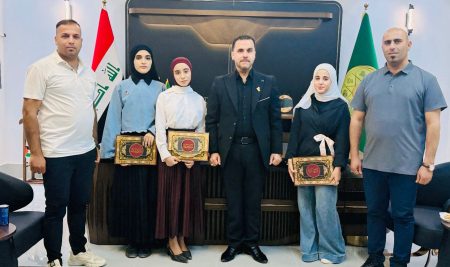 1000113990 السيد عميد كلية التربية للعلوم الإنسانية يكرم الطلبة الفائزين بمسابقة القصة القصيرة