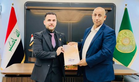 قصر الثقافة والفنون في ديالى يهدي عميد كلية التربية للعلوم الإنسانية موسوعة التراث الثقافي في المحافظة