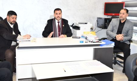 عميد كلية التربية للعلوم الإنسانية يعقد اجتماعاً مع منتسبي شعبة المالية