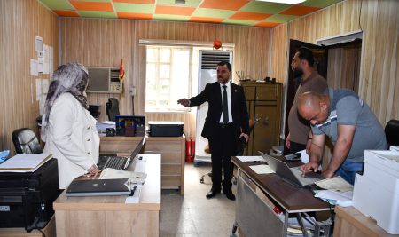 السيد عميد كلية التربية للعلوم الانسانية يتفقد شعبة شؤون الطلبة والتسجيل في الكلية