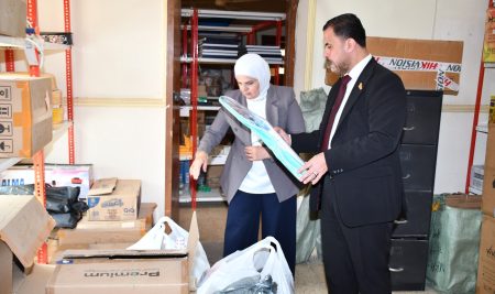 السيد عميد كلية التربية للعلوم الإنسانية يتفقد وحدة المخازن في الكلية