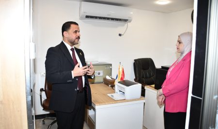 السيد عميد كلية التربية للعلوم الإنسانية يتفقد وحدة المجلة في الكلية