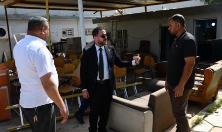 السيد عميد كلية التربية للعلوم الإنسانية يتفقد شعبة الصيانة والخدمات في الكلية