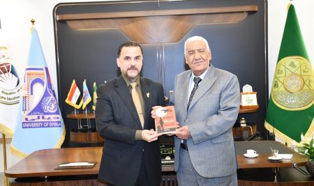 تدريسي من كلية التربية للعلوم الإنسانية يهدي السيد العميد مؤلفا علميا بعنوان رحلات المرأة العربية