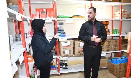 مؤكــداً أهميـةَ الحفـاظِ علـى المــوادِ والمستلزماتالسيدُ عميدُ كليةِ التربيةِ للعلومِ الإنسانية يتفقدُ شعبةَ المخازنِ