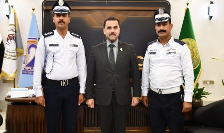 تمثيناً لجهودهم المتميزة في تنظيم حركة السيرالسيد عميد كلية التربية للعلوم الإنسانية يكرم منتسبي المرور