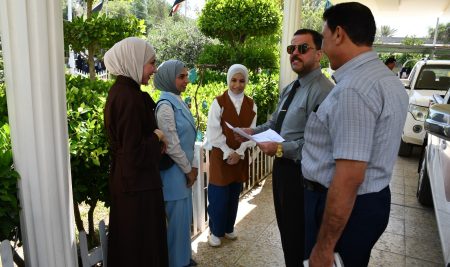 مباركًا للطلبة نجاحهم.. السيد عميد كلية التربية للعلوم الإنسانية يطلع على انسيابية توزيع نتائج الطلبة