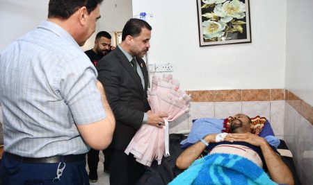 السيد عميد كلية التربية للعلوم الإنسانية يجري زيارة إلى أحد موظفي شعبة التسجيل للاطمئنان على صحته