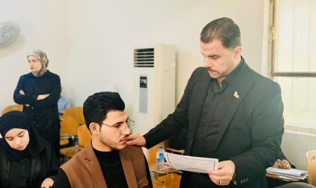 السيد عميد كلية التربية للعلوم الإنسانية يتفقد الامتحانات النهائية لطلبة المرحلة الأولى في الأقسام العلمية