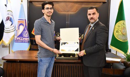 السيد عميد كلية التربية للعلوم الإنسانية يكرم تدريسية بمناسبة إحالتها على التقاعد