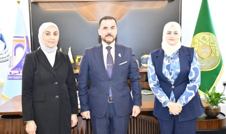 السيد عميد كلية التربية للعلوم الإنسانية يكرّم مقررة الدراسات العليا السابقة في قسم اللغة العربية ويكلّف مقررة جديدة