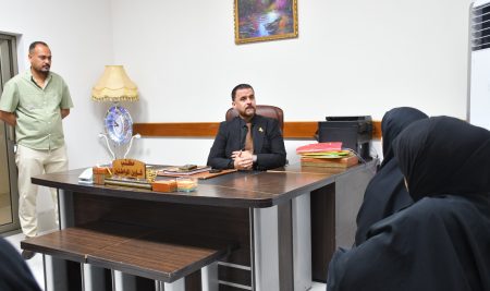 السيد عميد كلية التربية للعلوم الإنسانية يلتقي بالمراجعين في وحدة شؤون المواطنين
