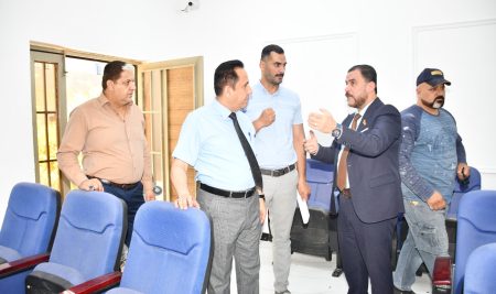 السيد عميد كلية التربية للعلوم الإنسانية يتفقد أعمال تأهيل قاعة الدراسات العليا متعددة الأغراض في قسم التاريخ