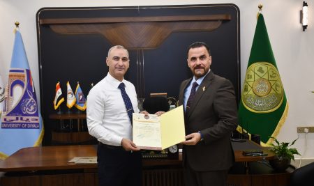 السيد عميد كلية التربية للعلوم الإنسانية يكرّم رئيس قسم اللغة الإنكليزية تثمينًا لجهوده خلال مدة توليه رئاسة القسم