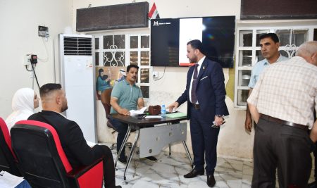 السيد عميد كلية التربية للعلوم الإنسانية يتفقد وحدة التصاريح الأمنية في الكلية