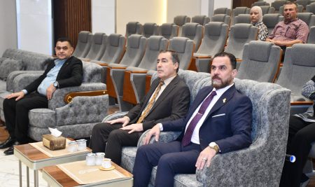 السيد رئيس جامعة ديالى يتفقد كلية التربية للعلوم الإنسانية ويطلع على سير المناقشات العلمية