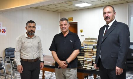 أستاذ جامعي يهدي نحو (700) مطبوعة إلى مكتبة كلية التربية للعلوم الإنسانية