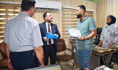 السيد عميد كلية التربية للعلوم الإنسانية يتفقد شعبة شؤون الطلبة والتسجيل