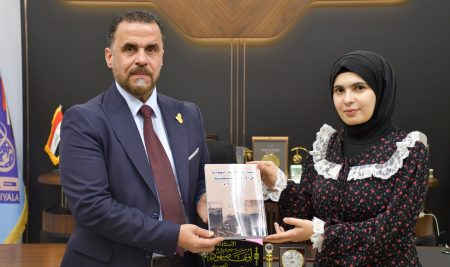 طالبة دراسات عليا من قسم التاريخ تهدي السيد عميد كلية التربية للعلوم الإنسانية مؤلفها الجديد