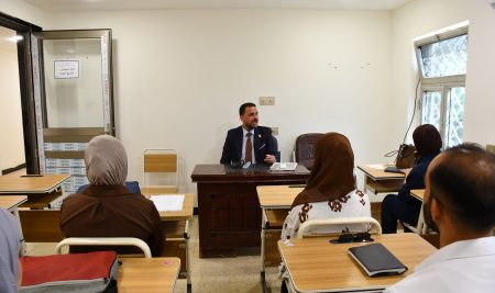 السيد عميد كلية التربية للعلوم الإنسانية يتفقد طلبة الدراسات العليا في قسم التاريخ