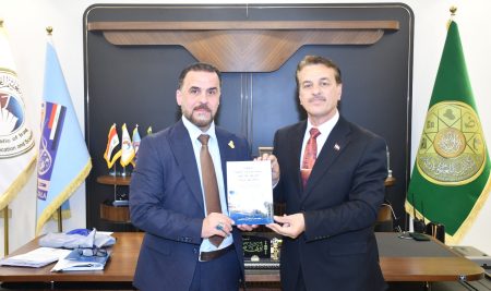 تدريسي من كلية التربية للعلوم الإنسانية يهدي السيد عميد الكلية مؤلفه الجديد