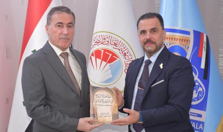 السيد عميد كلية التربية للعلوم الإنسانية يهدي رئيس الجامعة ومساعده العلمي مؤلفه الجديد