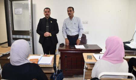 عميد كلية التربية للعلوم الإنسانية يتفقد طلبة الدراسات العليا في أقسام الكلية