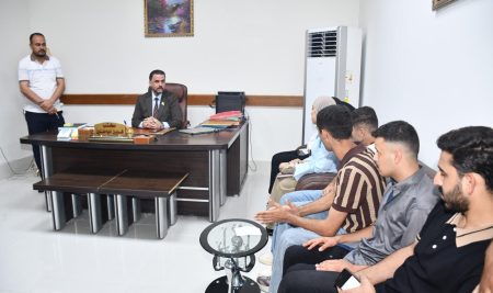 السيد عميد كلية التربية للعلوم الإنسانية يستقبل الطلبة في وحدة شؤون المواطنين