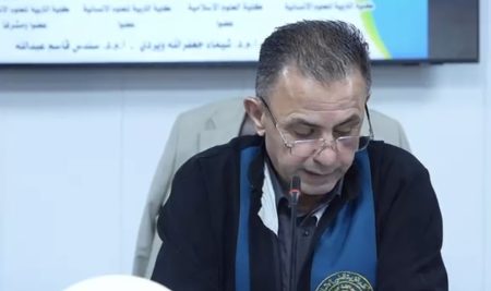 جانب من مناقشة رسالة الماجستير الموسومة بـ ( جسد الإمام الحسين عليه السلام في الشعر العربي المعاصر رمزيته وتمثلاته)، التي قدمتها الطالبة نور سالم شهاب من قسم اللغة العربية.