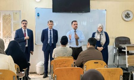 السيد عميد كلية التربية للعلوم الإنسانية يتفقد الطلبة في الدراسة المسائية