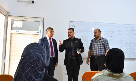 السيد عميد كلية التربية للعلوم الإنسانية يتفقد طلبة الدراسات الأولية في قسم الجغرافية