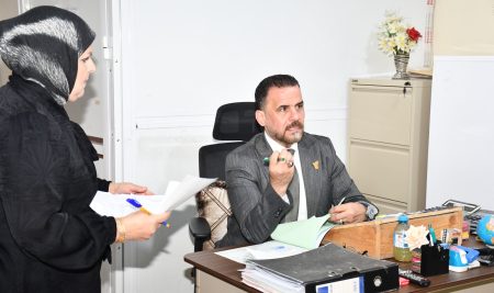 السيد عميد كلية التربية للعلوم الإنسانية يتفقد وحدة المخازن في الكلية