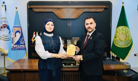 السيد عميد كلية التربية للعلوم الإنسانية يكرّم تدريسية بدرع الإبداع والتميز لأدراجها ضمن قائمة ستانفورد – إلسفير لأفضل العلماء الأكثر تأثيرًا على مستوى العالم
