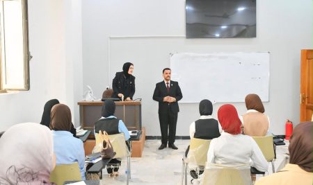 السيد عميد كلية التربية للعلوم الإنسانية يتفقد طلبة الدراسات الأولية في قسم اللغة الانكليزية