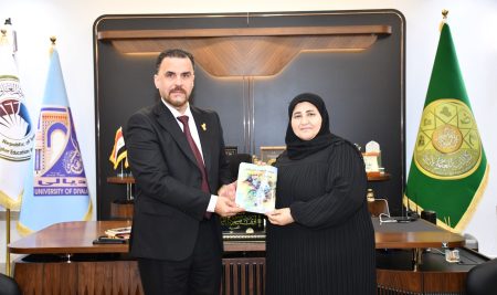 شاعرة من اتحاد أدباء وكتّاب ديالى تهدي السيد عميد كلية التربية للعلوم الإنسانية مجموعة من مؤلفاتها الأدبية