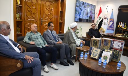 باحثة من محافظة ديالى تهدي السيد عميد كلية التربية للعلوم الإنسانية مجموعة من مؤلفاتها الدينية