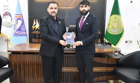 تدريسي من رئاسة جامعة ديالى يهدي عميد كلية التربية للعلوم الإنسانية مؤلفه الجديد