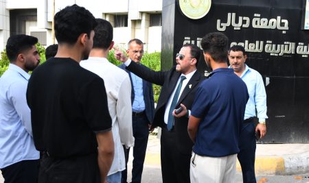 السيد عميد كلية التربية للعلوم الإنسانية يلتقي طلبة الأقسام العلمية في أروقة الكلية