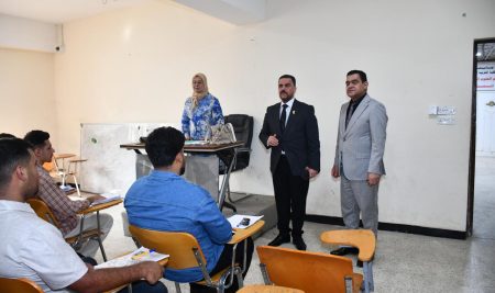 السيد عميد كلية التربية للعلوم الإنسانية يتفقد طلبة الدراسات الأولية في أقسام الكلية