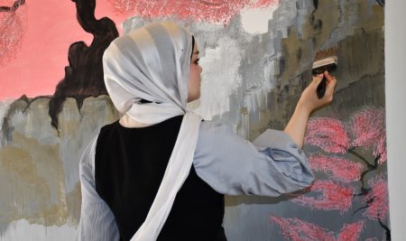 بريشة الإبداع وروح التطوع.. شهد عماد مهدي تستحضر جماليات التراث الصيني على جدران قسم التاريخ