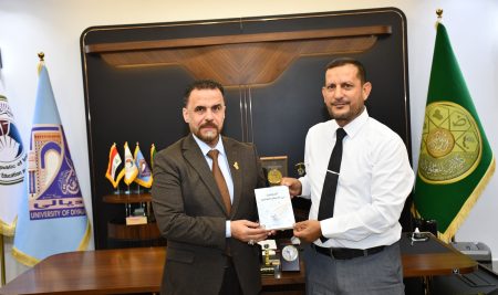 تدريسي من كلية التربية الأساسية يهدي السيد عميد كلية التربية للعلوم الإنسانية مؤلَّفه الجديد